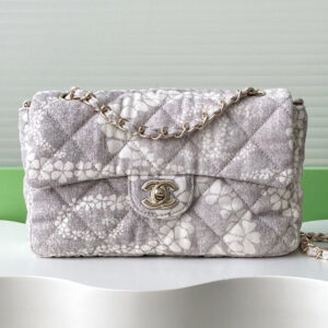 chanel maxi flapbag
